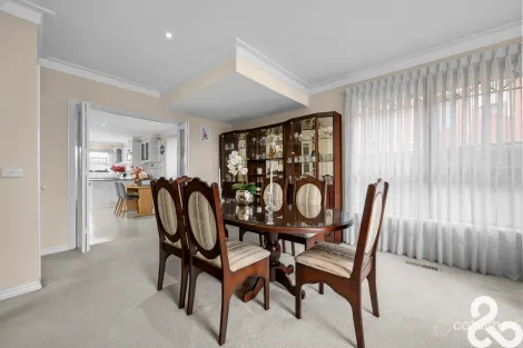 Property photo of 10 Tooth Court Mill Park VIC 3082