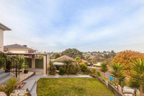 Property photo of 2 Oxley Way Endeavour Hills VIC 3802