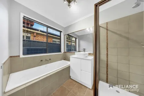 Property photo of 21 Stringybark Close Manor Lakes VIC 3024
