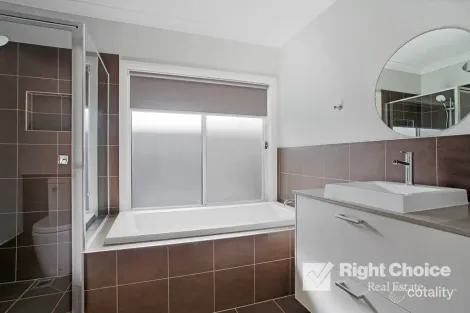 Property photo of 18 Pony Drive Calderwood NSW 2527