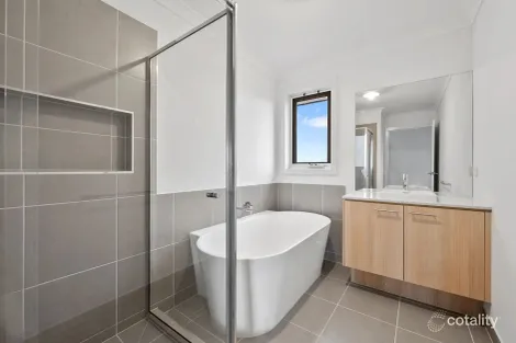 Property photo of 21 Callawadda Drive Eynesbury VIC 3338