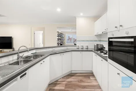 Property photo of 11 Yallambee Place Burnside VIC 3023