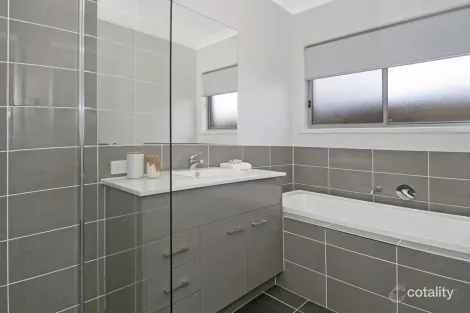 Property photo of 4 Samford Drive Holmview QLD 4207