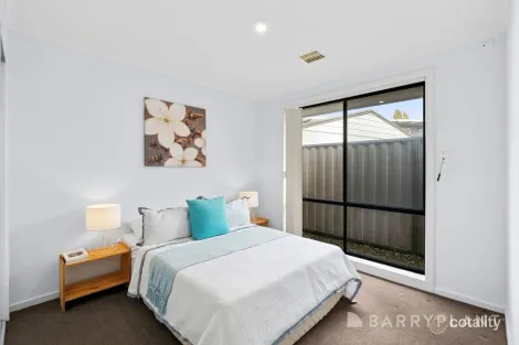 Property photo of 61 Silvereye Crescent Werribee VIC 3030