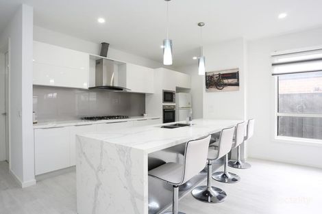 Property photo of 27 Loudon Circuit Craigieburn VIC 3064