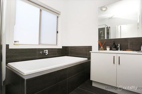 Property photo of 20 Athol Avenue Roxburgh Park VIC 3064