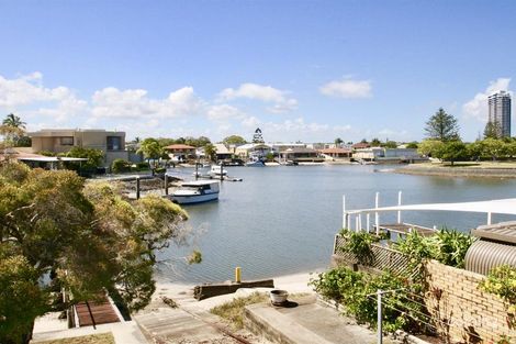 Property photo of 31 Vaggelas Crescent Biggera Waters QLD 4216