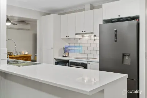 Property photo of 10 Lintrose Court Edens Landing QLD 4207