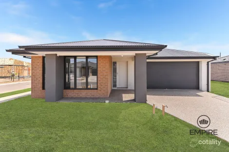 11 Labrador St, Clyde North, VIC 3978