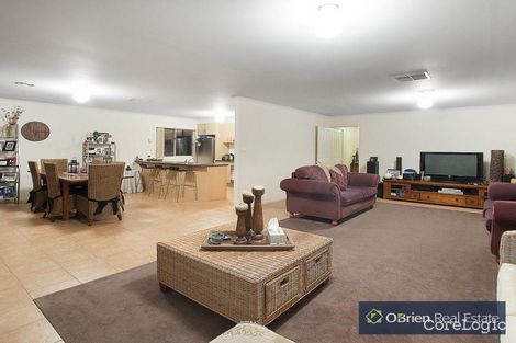 Property photo of 19 Janna Place Berwick VIC 3806