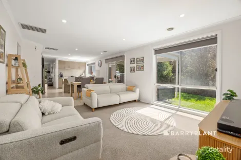 Property photo of 11 Nickell Court Drouin VIC 3818