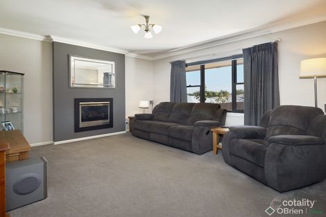 Property photo of 33 Cook Street Drouin VIC 3818