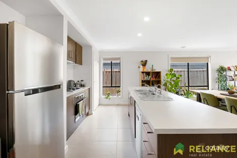 Property photo of 18 Nantha Way Brookfield VIC 3338