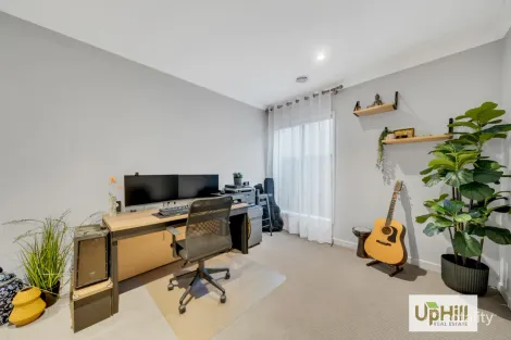 Property photo of 10 Savage Way Clyde North VIC 3978