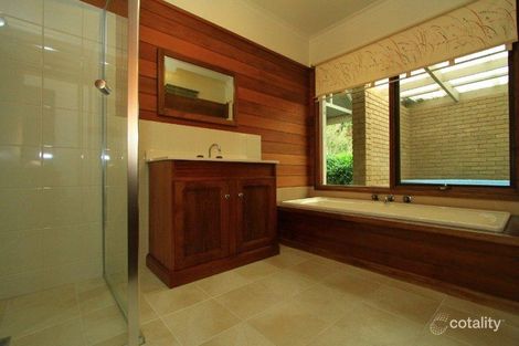 Property photo of 2 Noble Court Kangaroo Flat VIC 3555