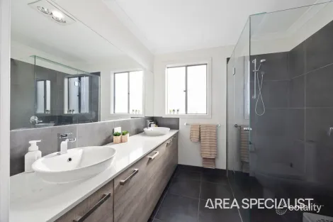 Property photo of 1 Moroak Crescent Clyde North VIC 3978