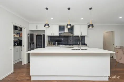 Property photo of 1 Quartz Place Golden Square VIC 3555