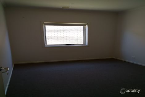 Property photo of 8 Dianella Close Pakenham VIC 3810