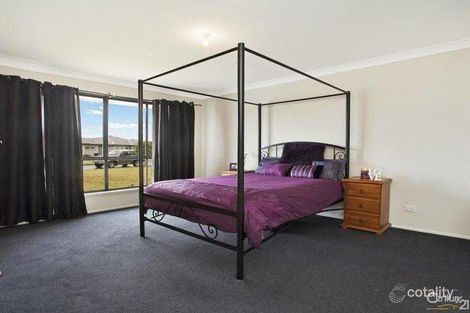 Property photo of 15 Alloway Circuit Largs NSW 2320