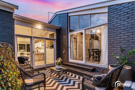 Property photo of 10 Ezard Close Berwick VIC 3806