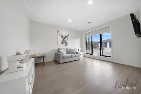 Property photo of 57 Aldergrove Parade Mickleham VIC 3064