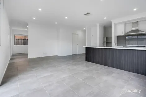 Property photo of 16 Tivoli Way Mickleham VIC 3064