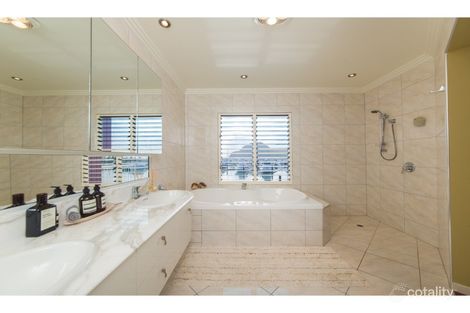 Property photo of 17 Bayside Way Rosslyn QLD 4703