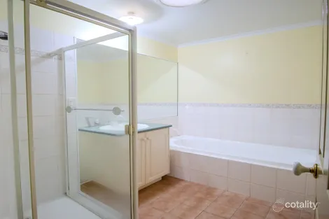 Property photo of 33 The Crest Attwood VIC 3049