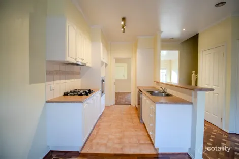 Property photo of 33 The Crest Attwood VIC 3049