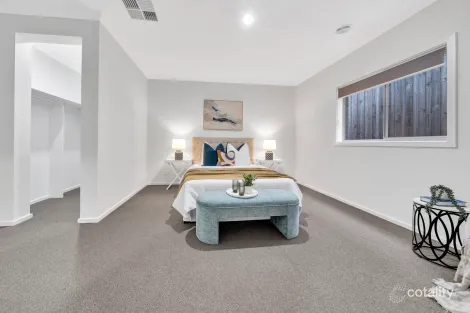 Property photo of 13 Napier Way Nar Nar Goon North VIC 3812