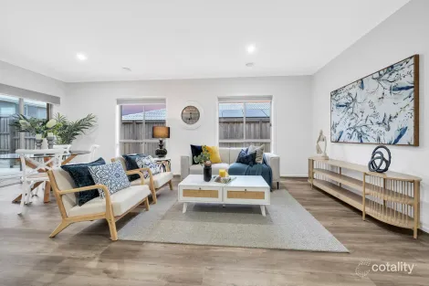 Property photo of 13 Napier Way Nar Nar Goon North VIC 3812