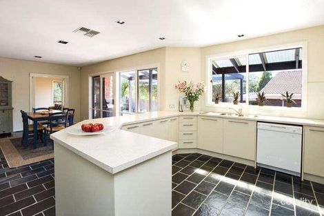 Property photo of 30 Sherlowe Crescent Viewbank VIC 3084