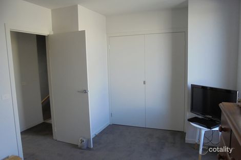 Property photo of 10 Windward Lane Cranbourne West VIC 3977