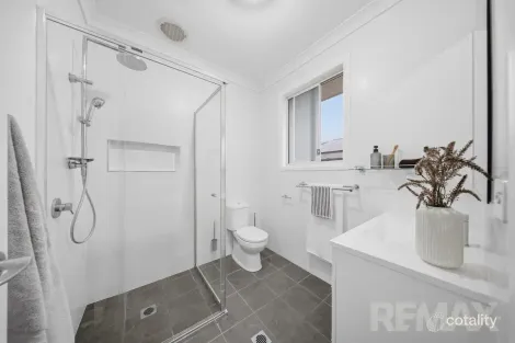 Property photo of 39 Paradise Drive Gobbagombalin NSW 2650