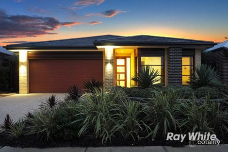 8 Holsteiner Tce, Clyde North, VIC 3978