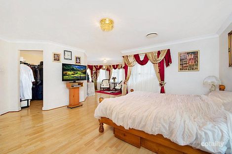 Property photo of 31 Fullerton Circuit St Helens Park NSW 2560