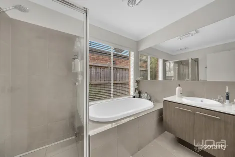 Property photo of 13 Geraldton Road Point Cook VIC 3030