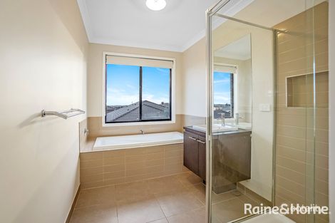 Property photo of 71 Como Parade Clyde North VIC 3978