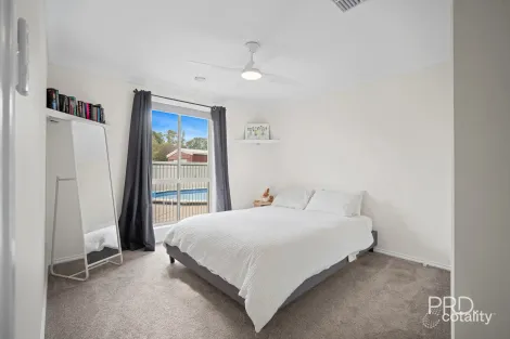 Property photo of 22 Karoom Drive Glenfield Park NSW 2650