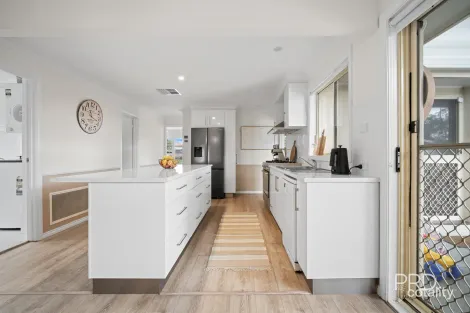 Property photo of 22 Karoom Drive Glenfield Park NSW 2650