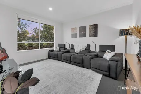 Property photo of 28 Cooper Way Spring Mountain QLD 4300