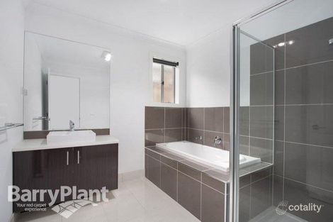Property photo of 38 Cascade Way Pakenham VIC 3810