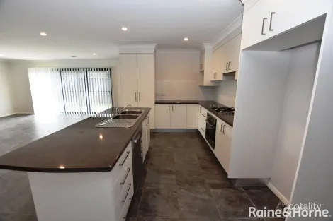 Property photo of 31 William Maker Drive Orange NSW 2800