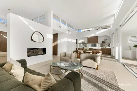1 Crest View Key, Broadbeach Waters, QLD 4218