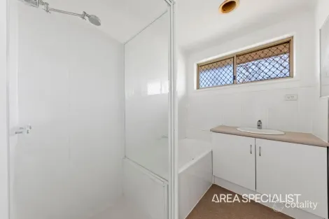 Property photo of 15 Holt Place Pakenham VIC 3810
