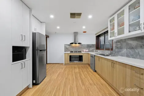 Property photo of 34 Thompson Circuit Mill Park VIC 3082