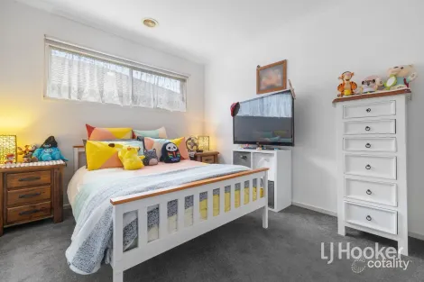 Property photo of 8 Camdolle Close Pakenham VIC 3810