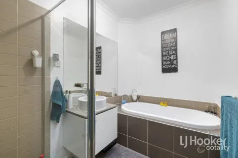 Property photo of 8 Camdolle Close Pakenham VIC 3810