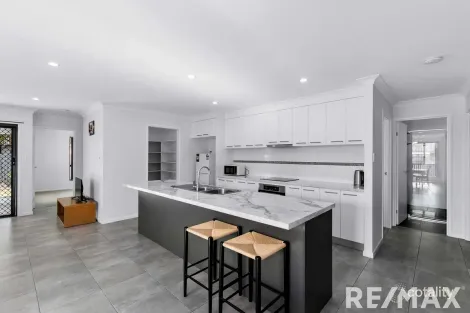 Property photo of 18 Waugh Street Urangan QLD 4655