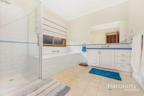 Property photo of 11 Coorong Place Burnside VIC 3023